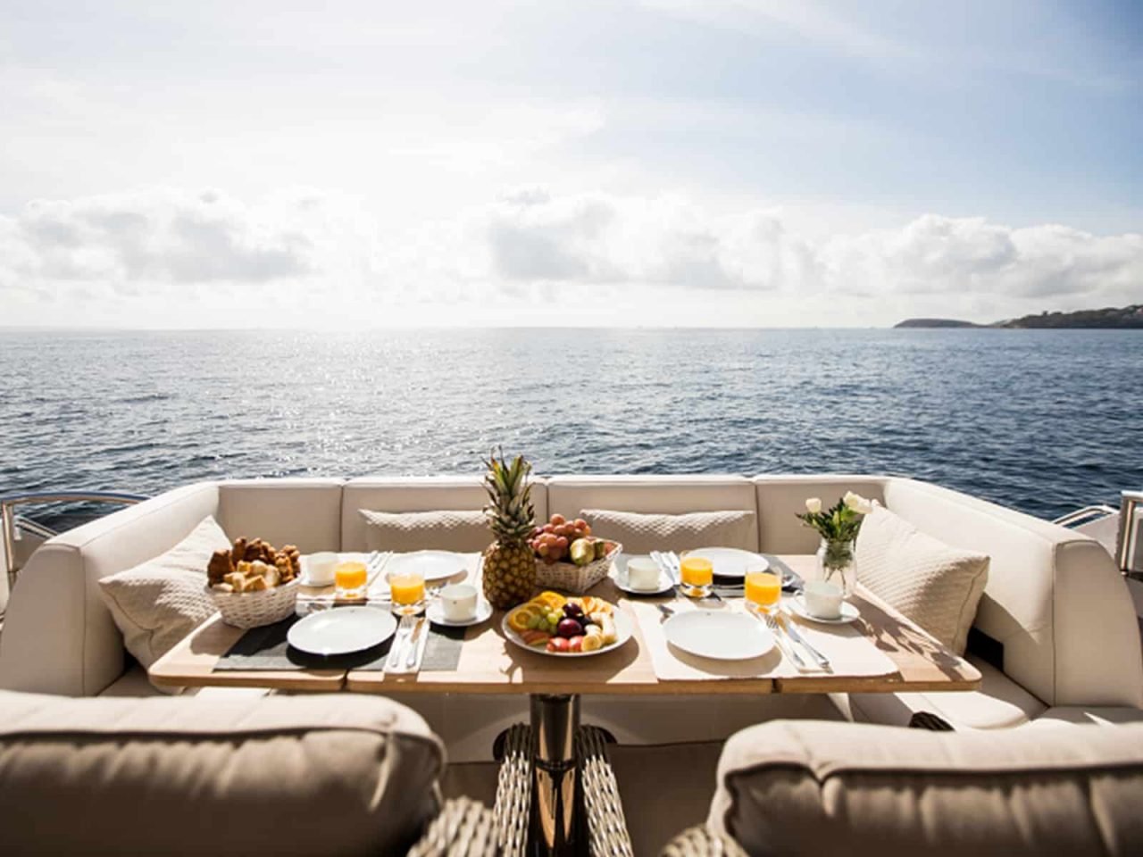 Teknede Mükemmel Bir Akşam Yemeği